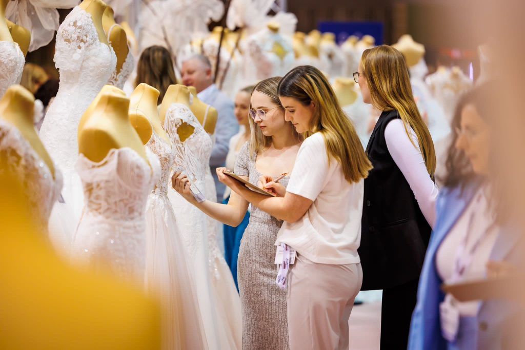 In questa foto i buyer che acquistano abiti da sposa alla european bridal week 2025 di essen