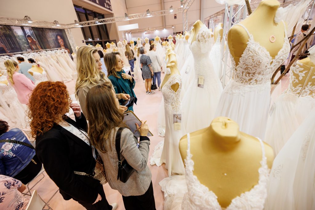 In questa foto i buyer che acquistano abiti da sposa alla european bridal week 2025 di essen