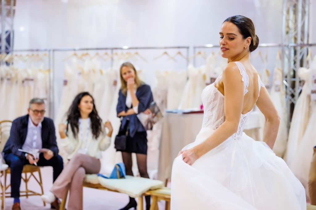 In questa foto una modella prova un abito da sposa alla european bridal week 2025 di essen