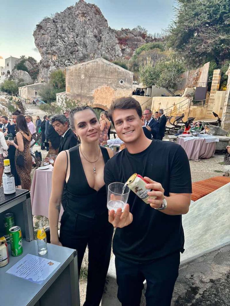 In questa foto, Alessandro Ventimiglia di Eventi Cocktail Lab con la modella e attrice Cara Delevingne