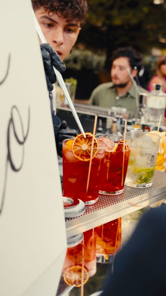 In questa foto, un barman prepara cocktail per gli ospiti di un matrimonio