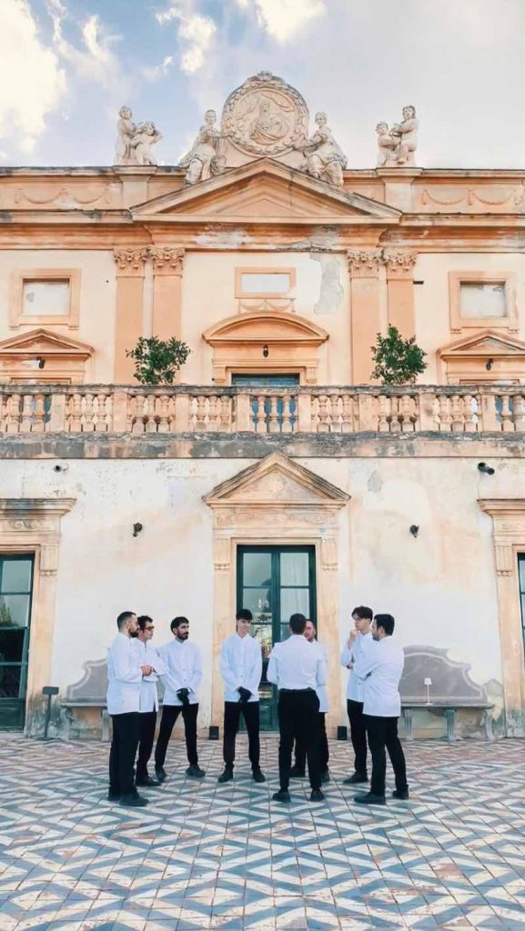 In questa foto, un gruppo di barman di un matrimonio 