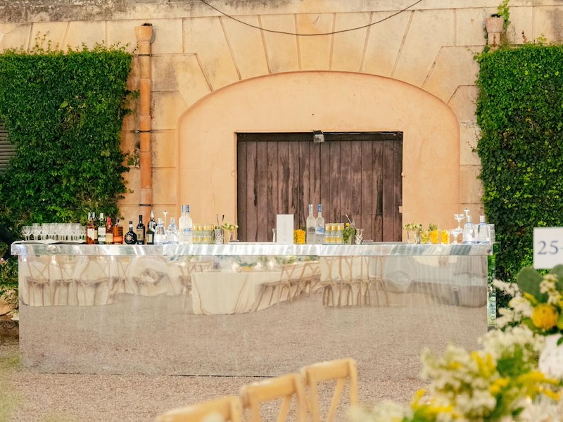 In questa foto, un Mirror Bar allestito per un matrimonio da Eventi Cocktail Lab