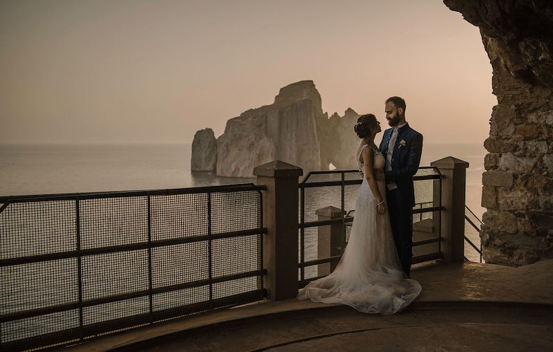 In questa foto due sposi si guardano innamorati sullo sfondo del mare della Sardegna durante un Holiday Wedding di Francesca Pittau