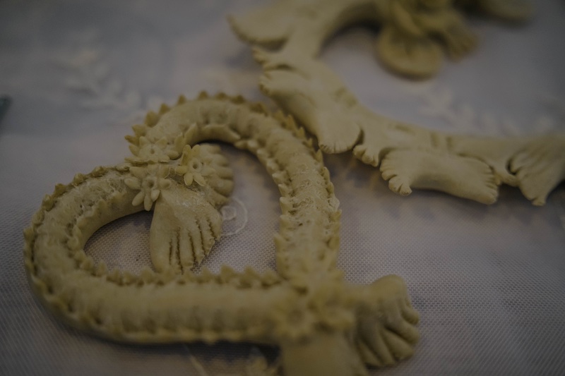 In questa foto un dettaglio di pane coccoi realizzato per un Holiday Wedding progettato da Francesca Pittau in Sardegna 