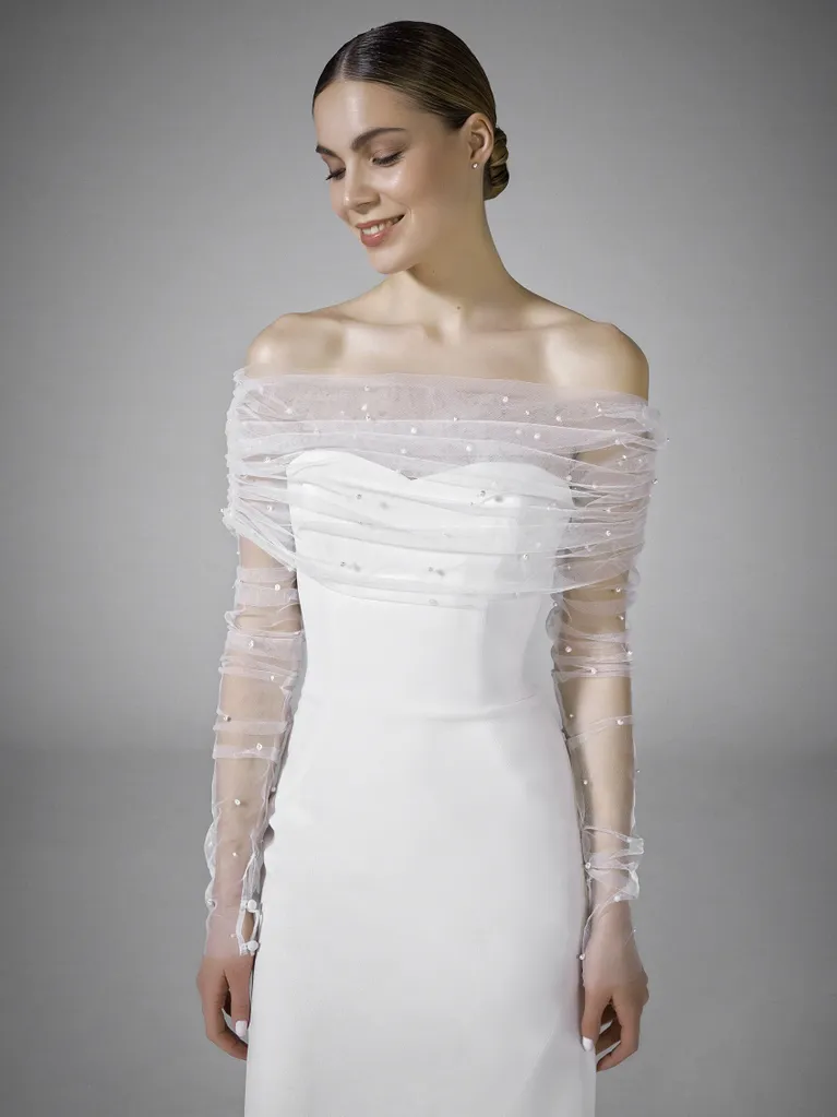 In questa foto la modella indossa un accessorio sposa 2025 pronovias