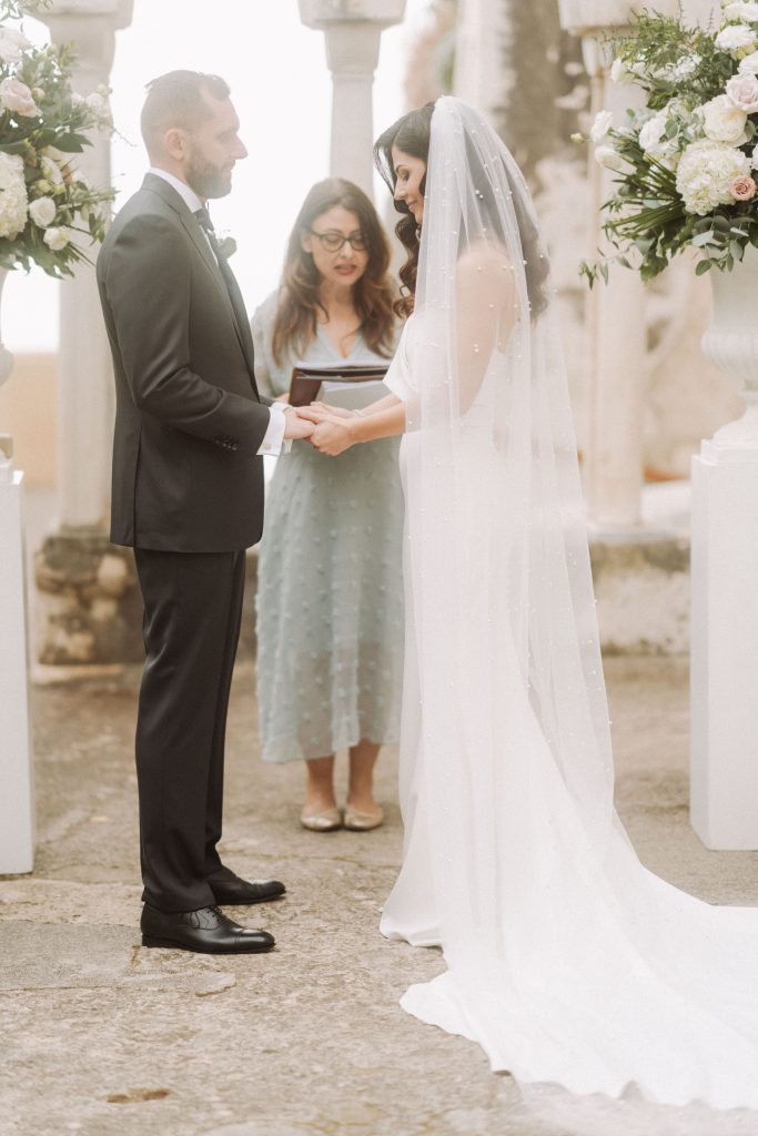 In questa foto gli sposi di un matrimonio del wedding planner L'aura Bianca 