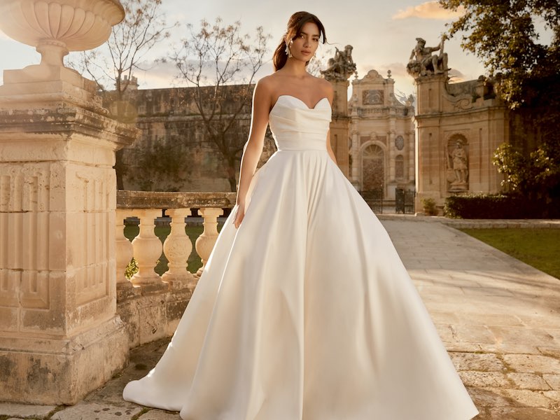 In questa foto una modella indossa un abito principesco della collezione Sincerity Bridal Primavera Estate 2025