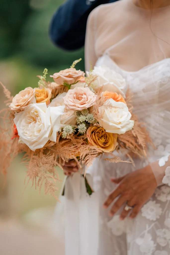 In questa foto un allestimento matrimonio 2025 con bouquet a tema boho chic