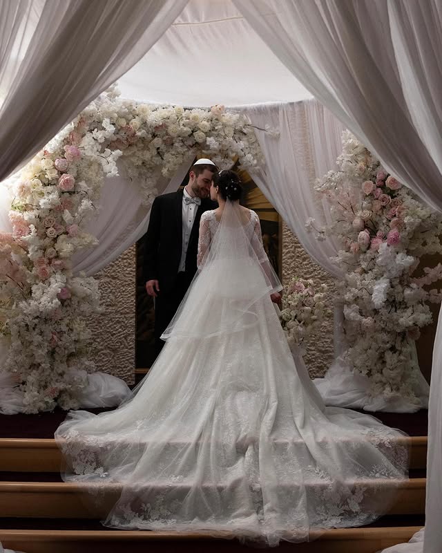 In questa foto un allestimento matrimonio 2025 a tema drappeggi