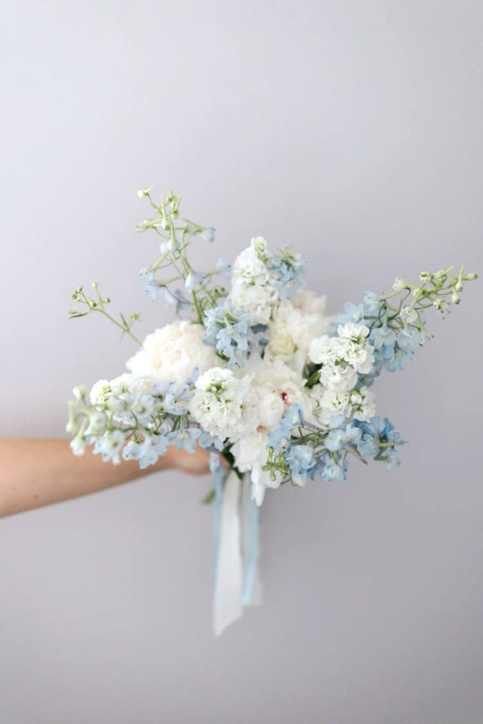 In questa foto un bouquet matrimonio 2025 a tema color light blue 