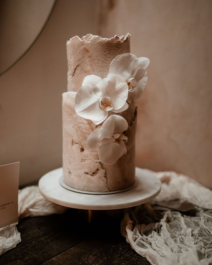 In questa foto una torta matrimonio 2025 a tema color mocha mousse