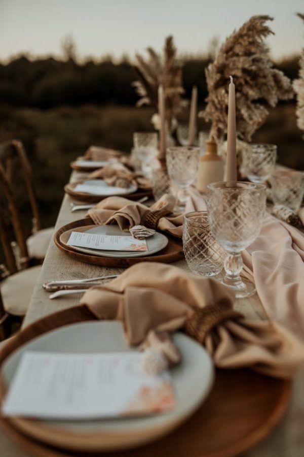 In questa foto un allestimento matrimonio 2025 a tema color mocha mousse