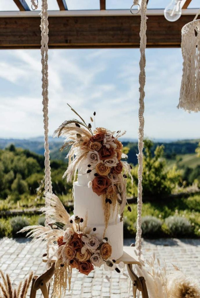 In questa foto un allestimento matrimonio 2025 con torta a tema boho chic