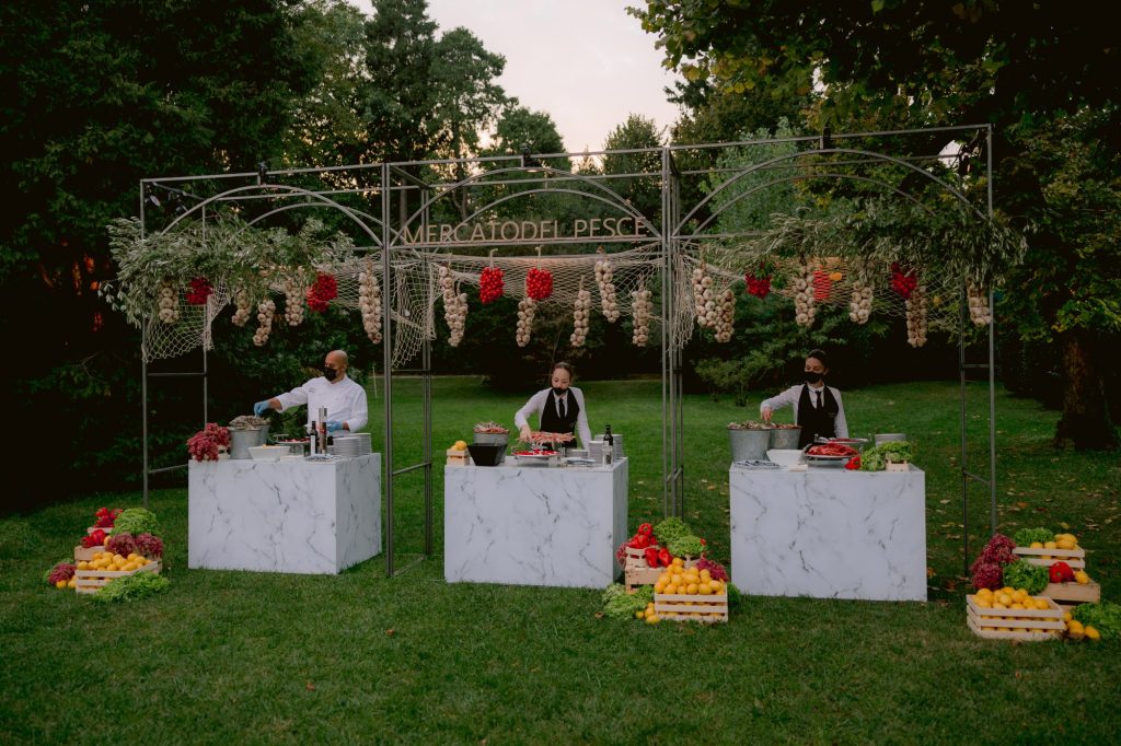 In questa foto un allestimento matrimonio 2025 a tema frutta e verdura 