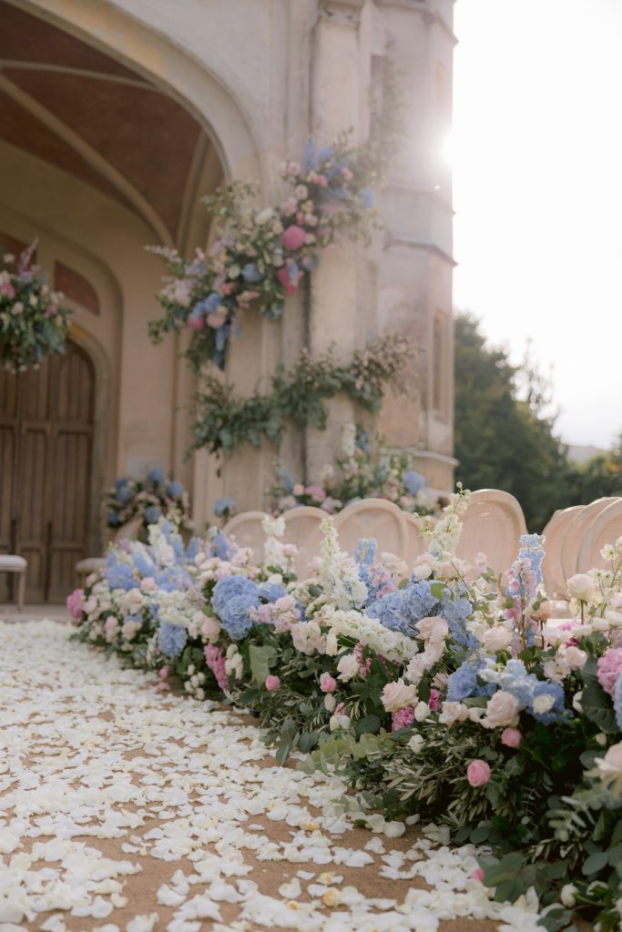 In questa foto un allestimento matrimonio 2025 a tema color light blue 