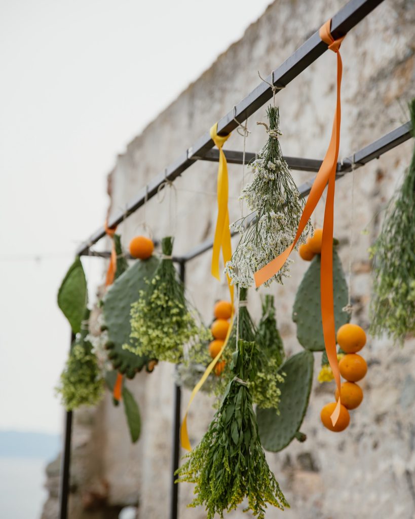 In questa foto un allestimento matrimonio 2025 a tema frutta e verdura 