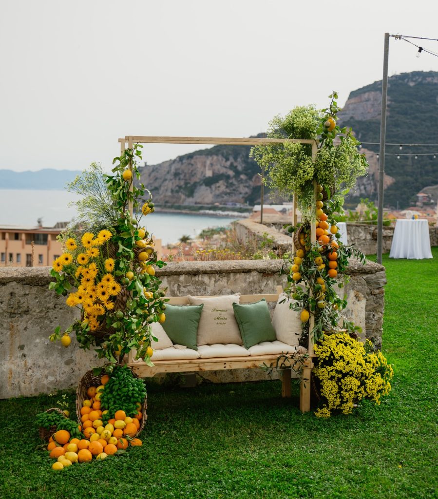 In questa foto un allestimento matrimonio 2025 a tema frutta e verdura 