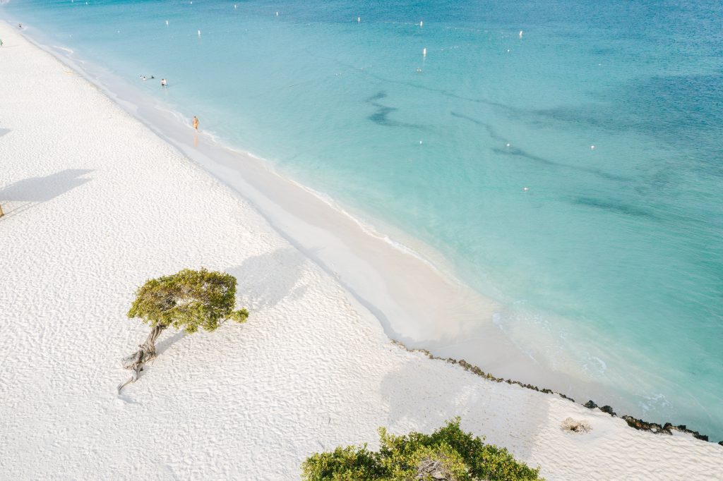 In questa foto una veduta aerea della spiaggia di Aruba. L'isola dei Caraibi è una delle mete relax preferite per i viaggi di nozze 2025 