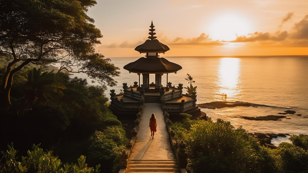 In questa foto la vista al tramonto di un tempio affacciato sul mare di Bali. L'isola è tra le mete per i viaggi di nozze 2025 