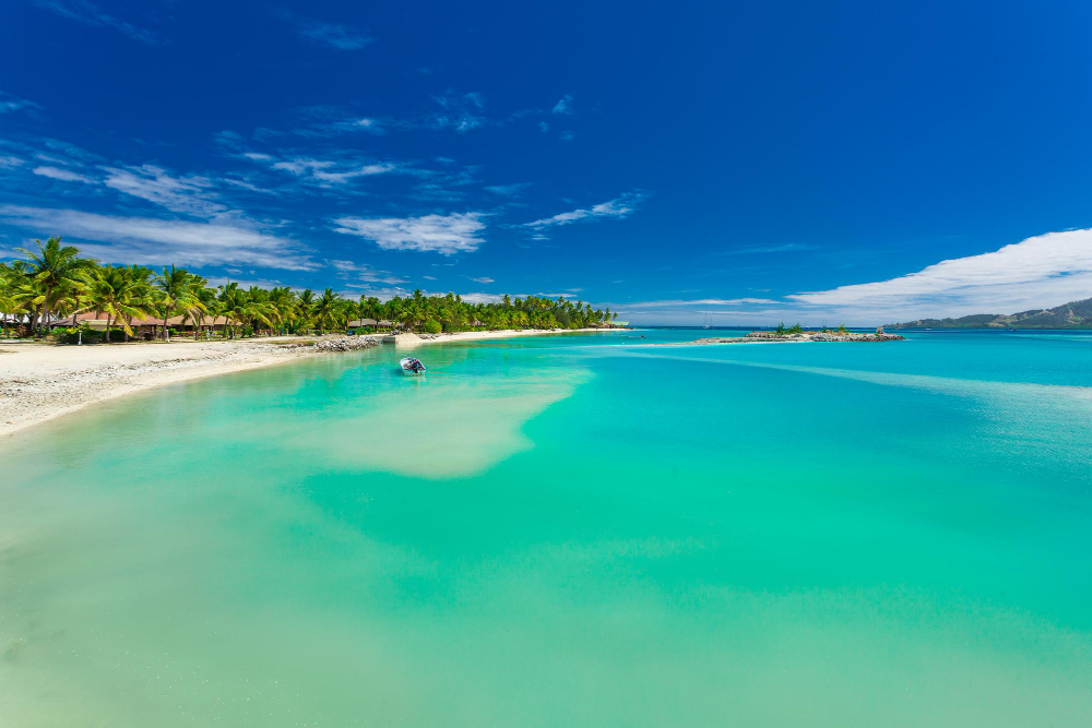 In questa foto la spiaggia e il mare dell'isola di Plantation, nelle Fiji. Si tratta di una delle destinazioni top per i viaggi di nozze 2025