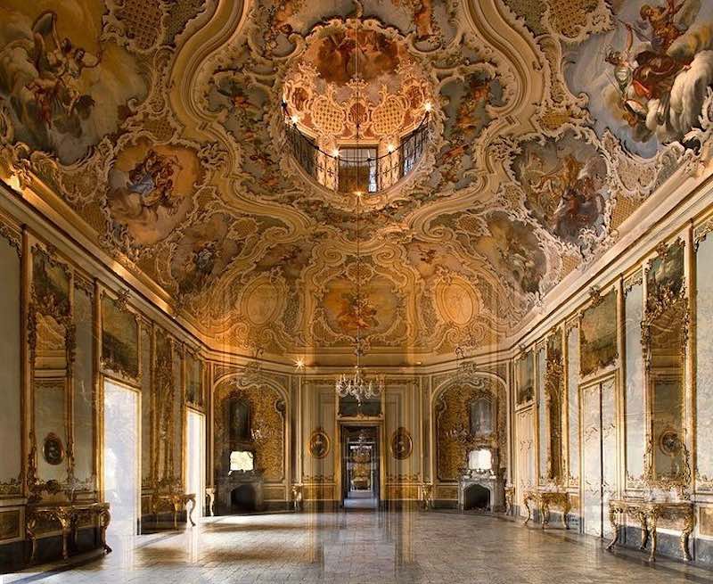 In questa foto, uno dei saloni di Palazzo Biscari