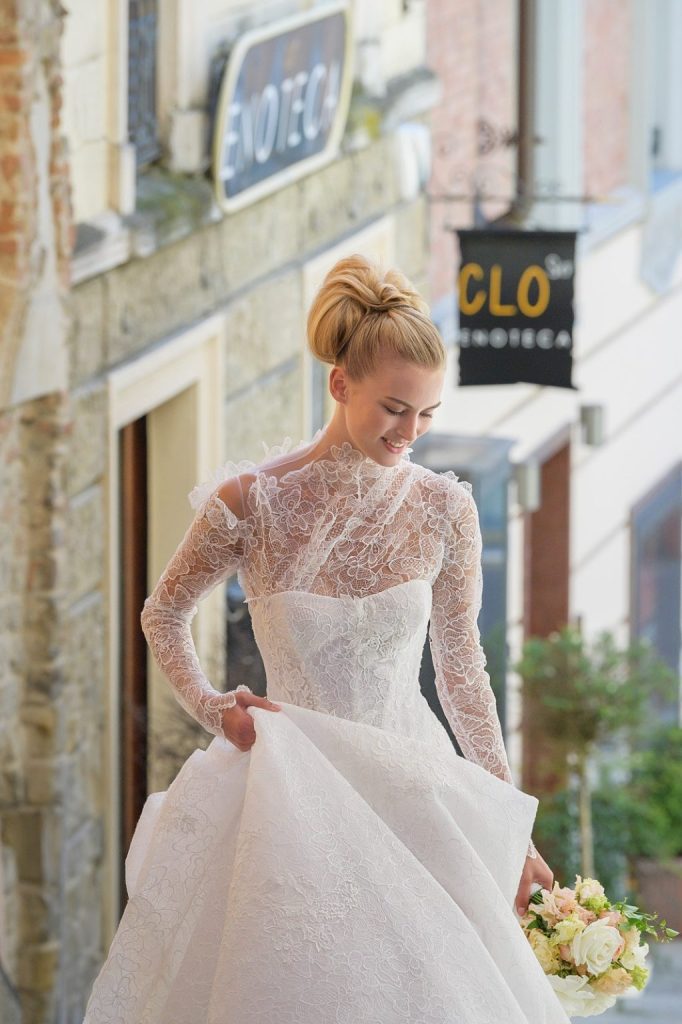 In questa foto la modella indossa un abito da sposa elegante 2025peter langner