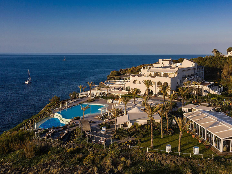 In questa foto uno scorcio dall'alto del therasia resort a vulcano