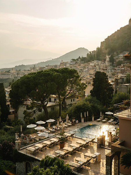 In questa foto uno scorcio dall'alto della piscina con vista del grand hotel timeo