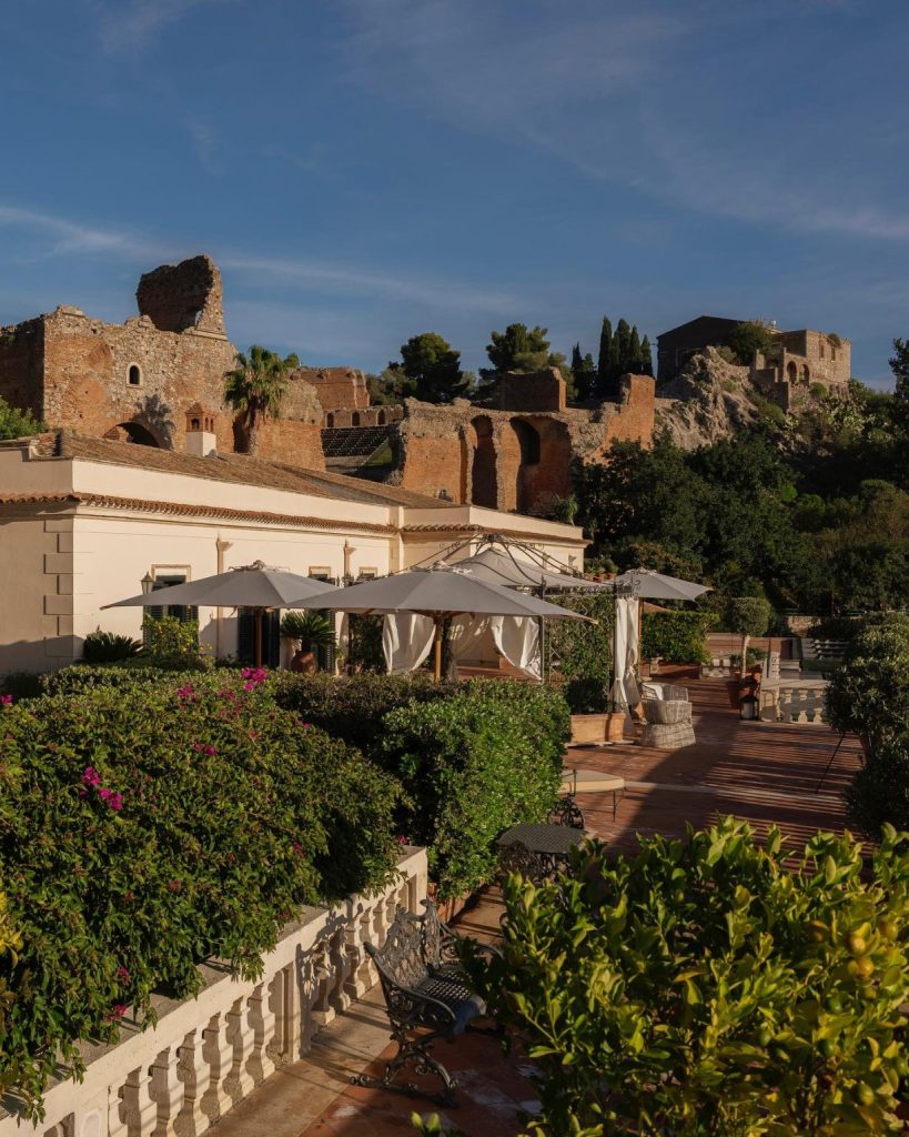 In questa foto uno scorcio delle terrazze esterne con giardino del grand hotel timeo