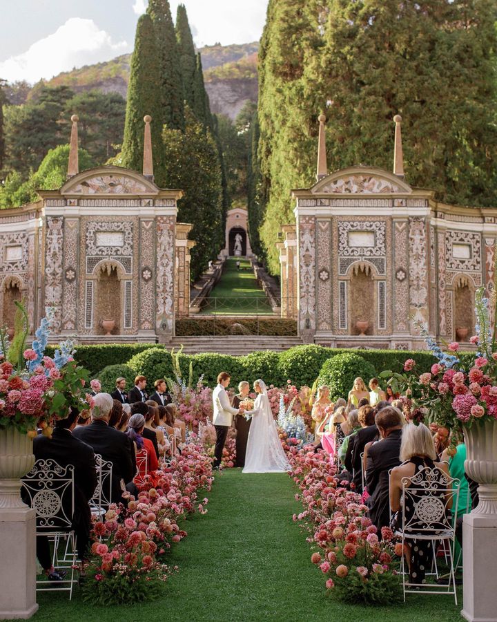 In questa foto di due sposi che stanno facendo il rito nel giardino di villa d'este sul lago di como