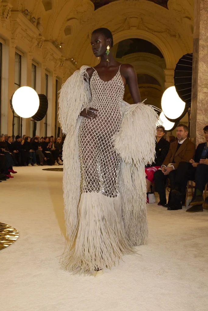 In questa foto della paris fashion week 2025 un abito da sposa schiaparelli