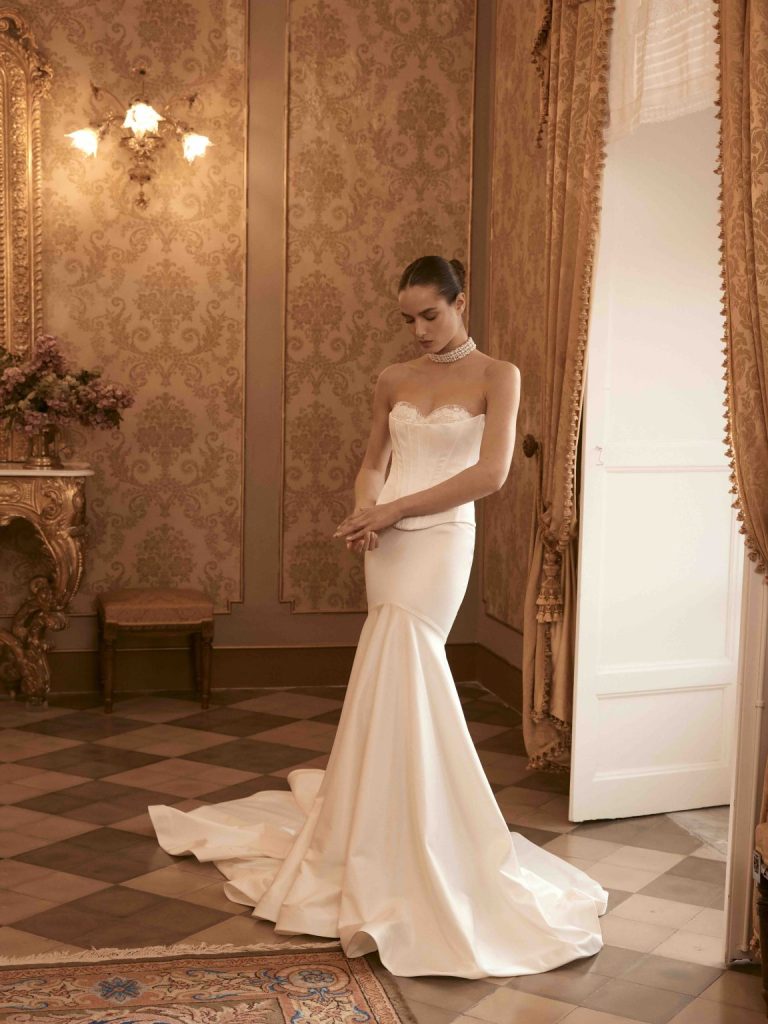 In questa foto la modella indossa un abito da sposa elegante 2025 ricca sposa