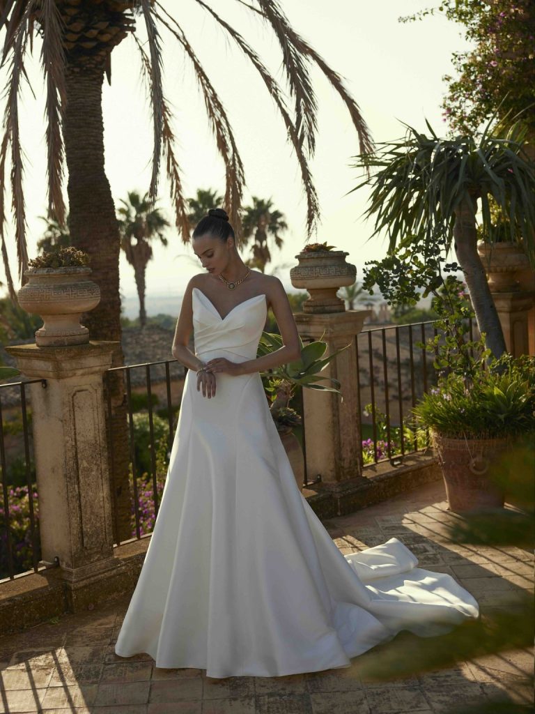 In questa foto la modella indossa un abito da sposa elegante 2025 modeca