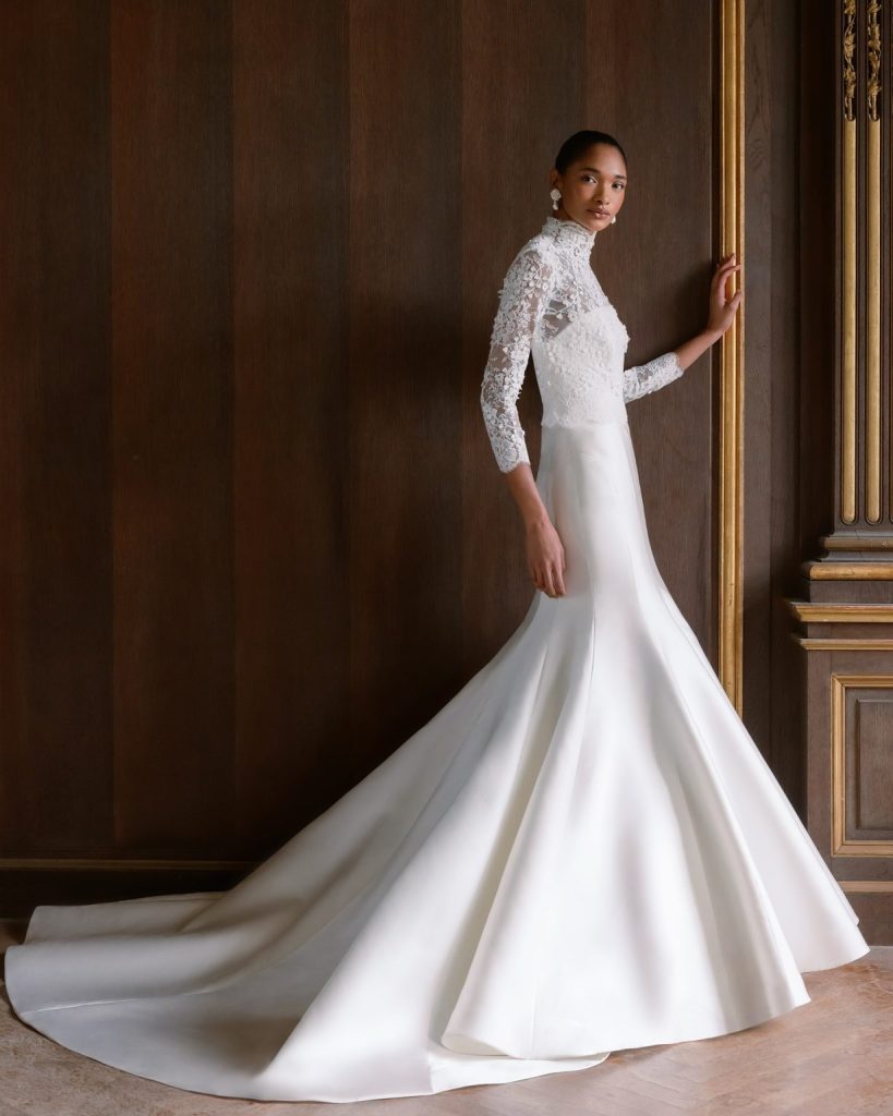 In questa foto la modella indossa un abito da sposa elegante 2025