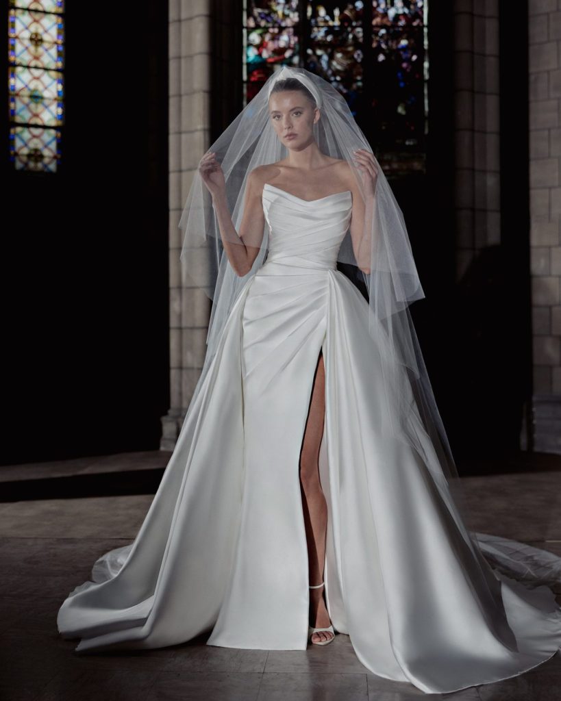 In questa foto la modella indossa un abito da sposa elegante 2025