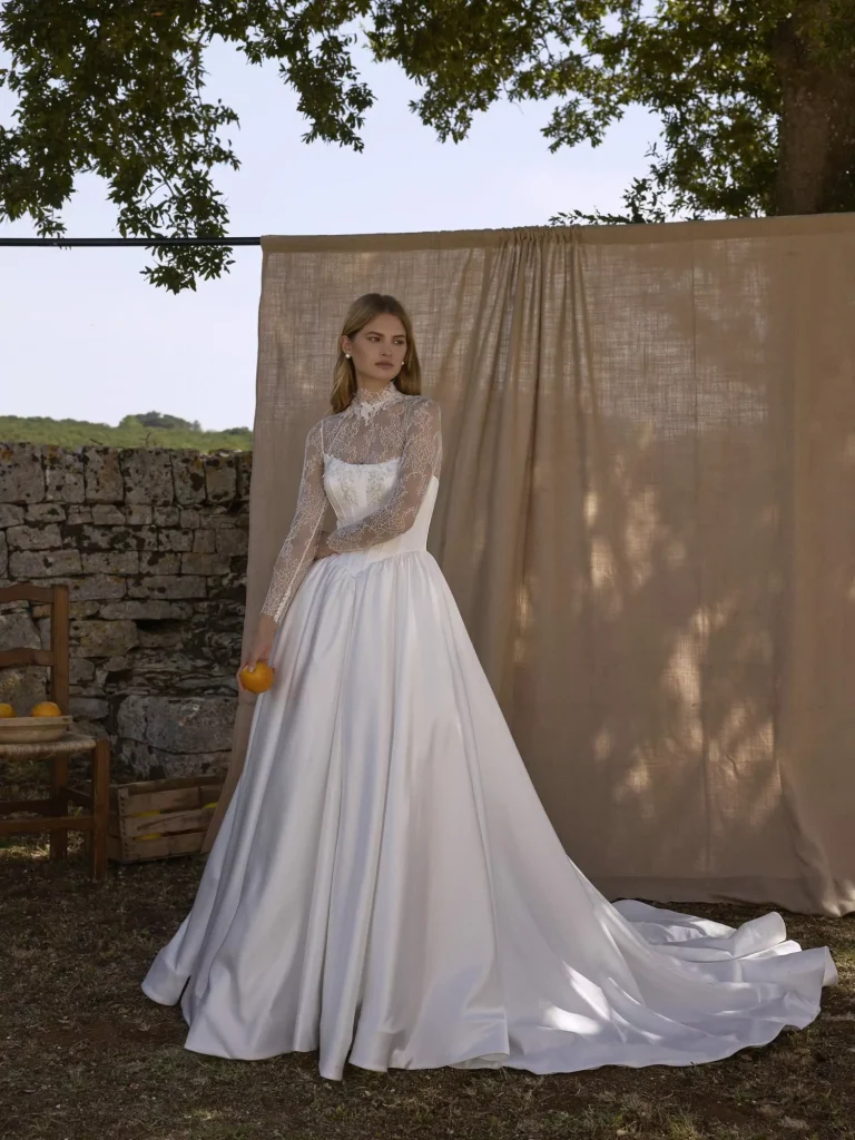 In questa foto la modella indossa un abito da sposa elegante 2025 ricca sposa