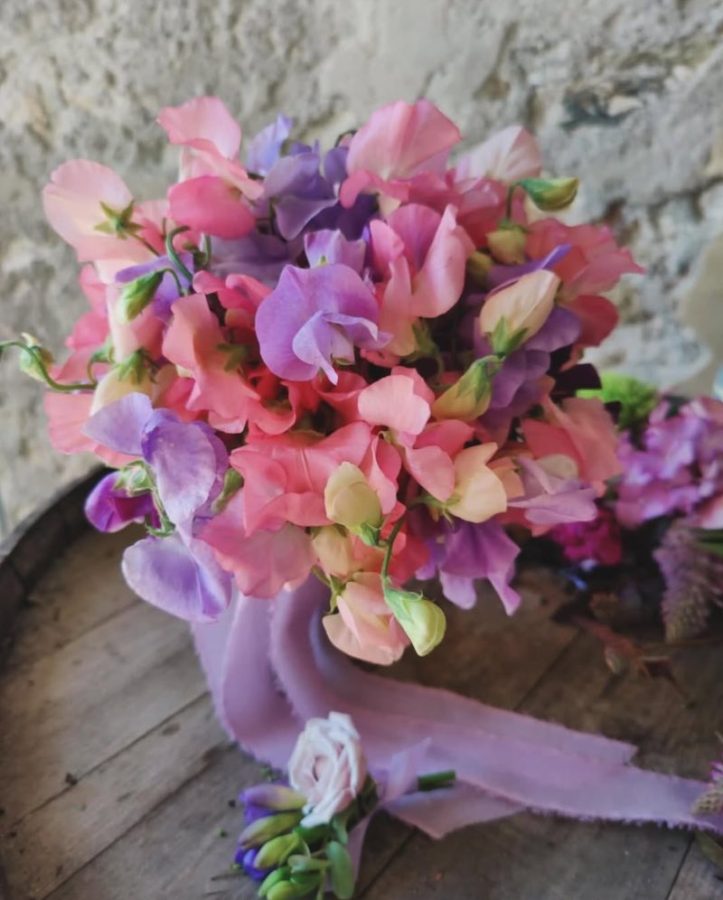 In questa foto, un bouquet con fiori di colore rosa e lilla