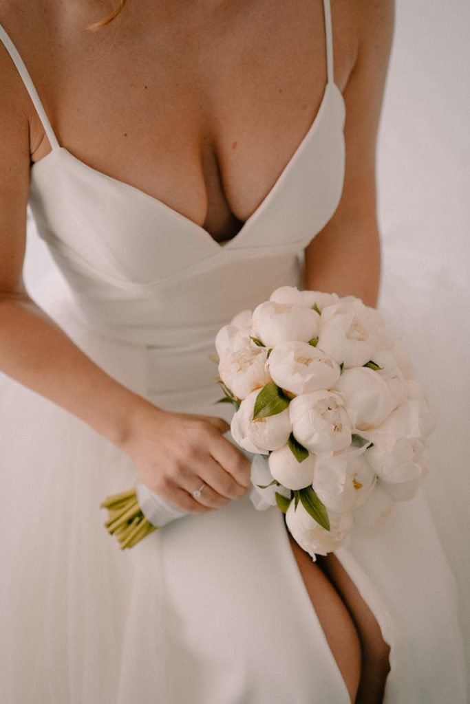 In questa foto, un mini bouquet con peonie di colore bianco