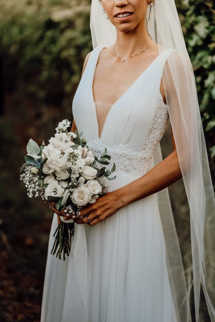 In questa foto, un mini bouquet con fiori di colore bianco