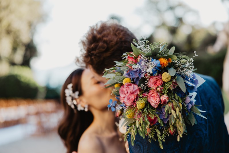 In questa foto, un bouquet dai toni vivaci e accesi