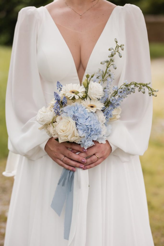 In questa foto, un mini bouquet con margherite e rose di colore bianco e con ortensie e gladioli di colore celeste