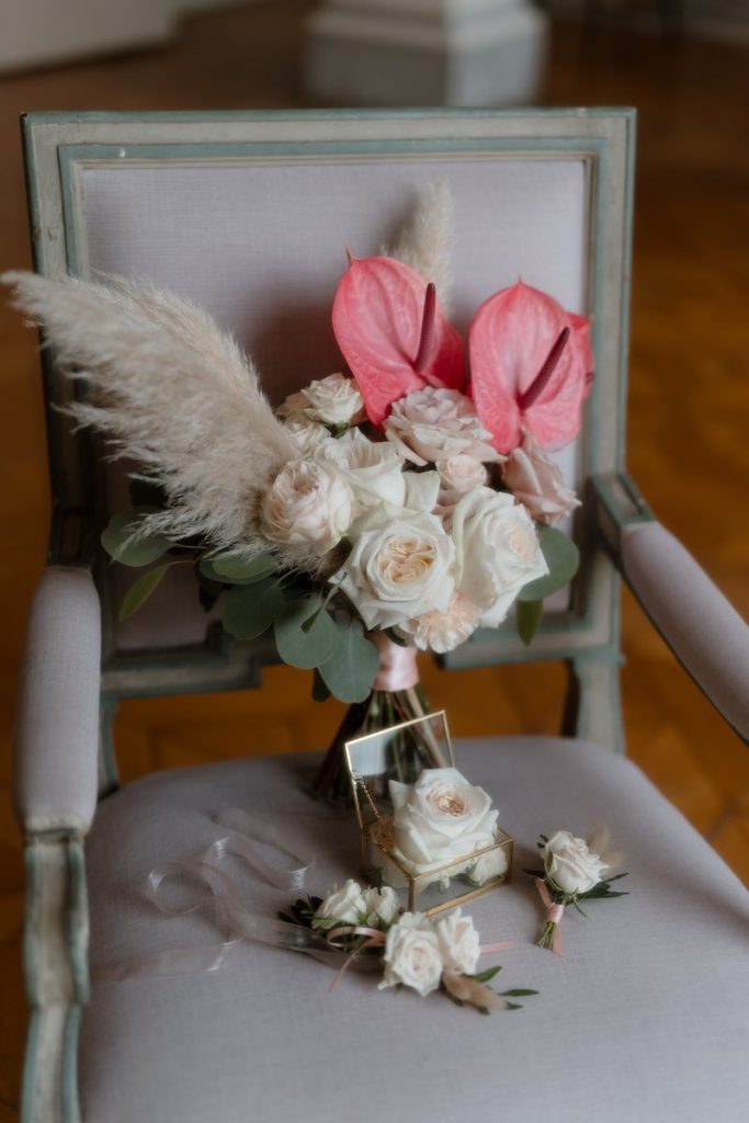 In questa foto, un bouquet da sposa 2025 con rose di colore bianco, pampas e anthurium