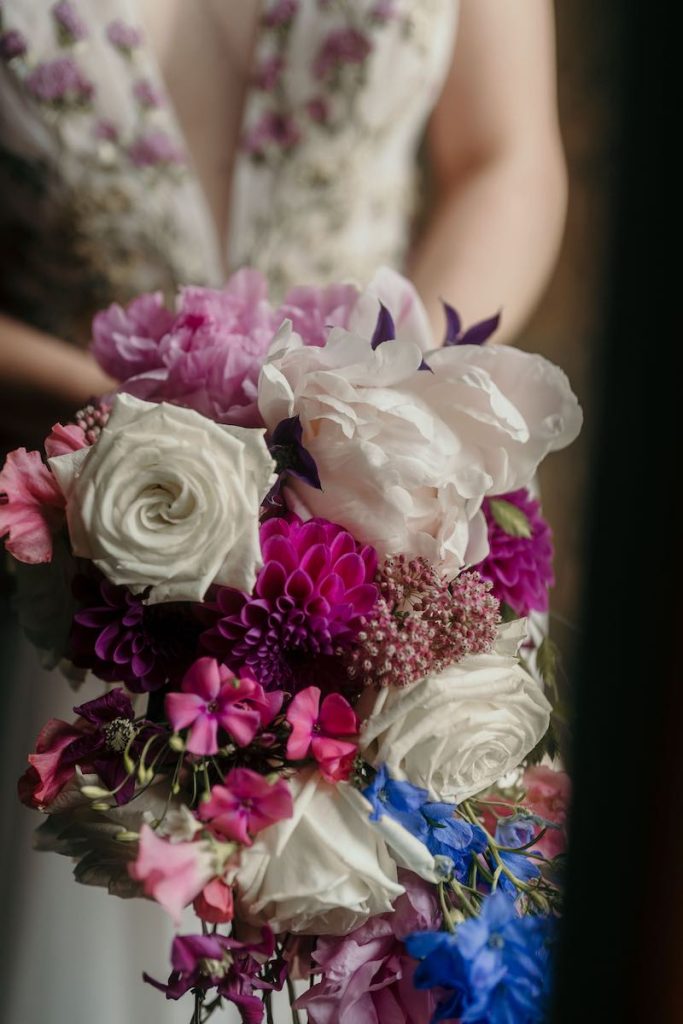 In questa foto, un bouquet nei toni del fucsia, del bianco e del blu elettrico