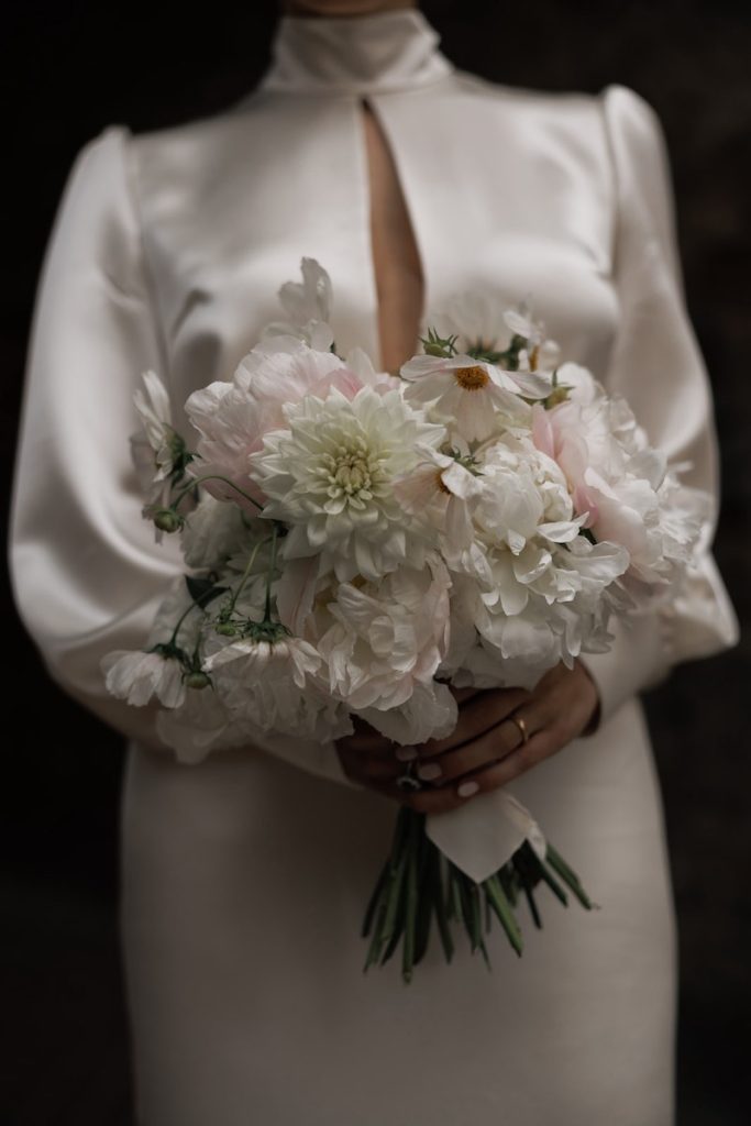 In questa foto, un bouquet da sposa 2025 con fiori di colore bianco