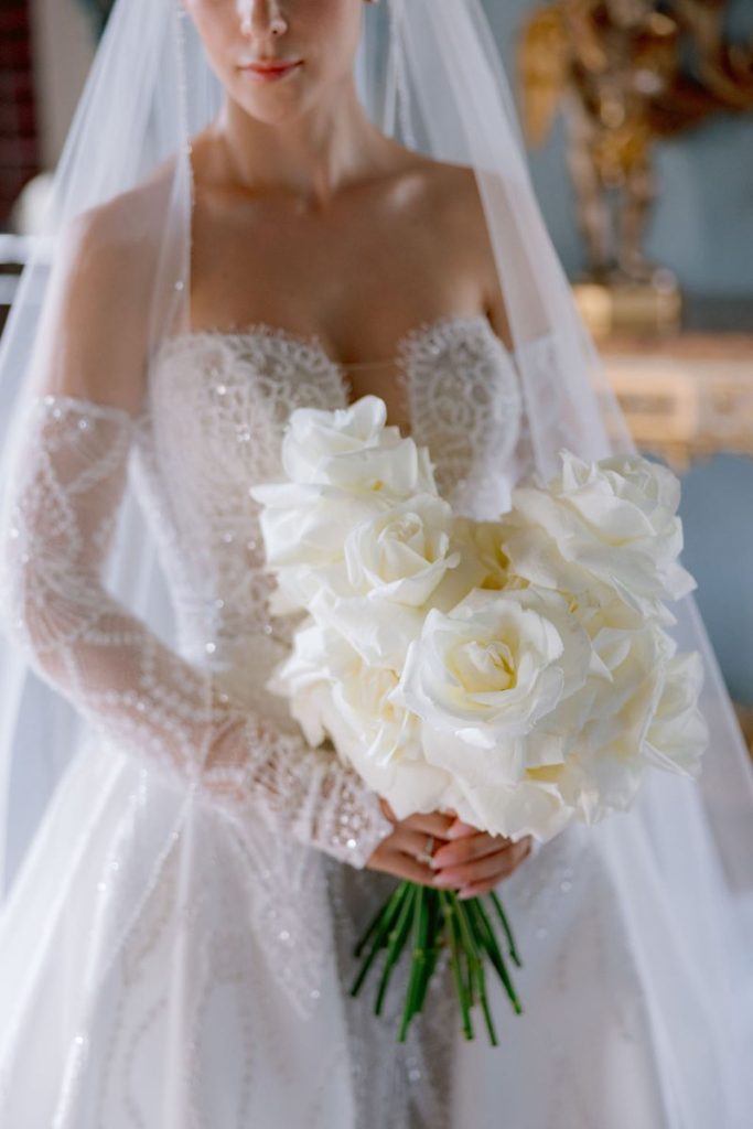 In questa foto, un bouquet con rose lavorate a mano di colore bianco