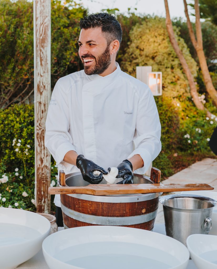 In questa foto Vincenzo Troia di Caseus mozzarella bar per eventi.