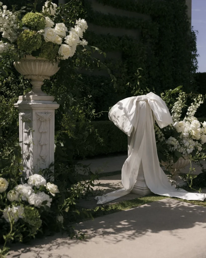 In questa foto una idea matrimonio 2025 con un allestimento con maxi fiocco bianco di tessuto