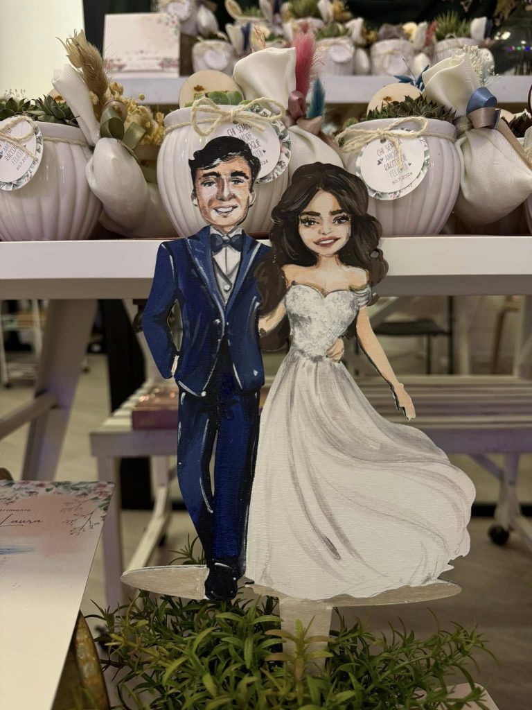 In questa foto una idea matrimonio 2025 un cake topper con illustrazione degli sposi