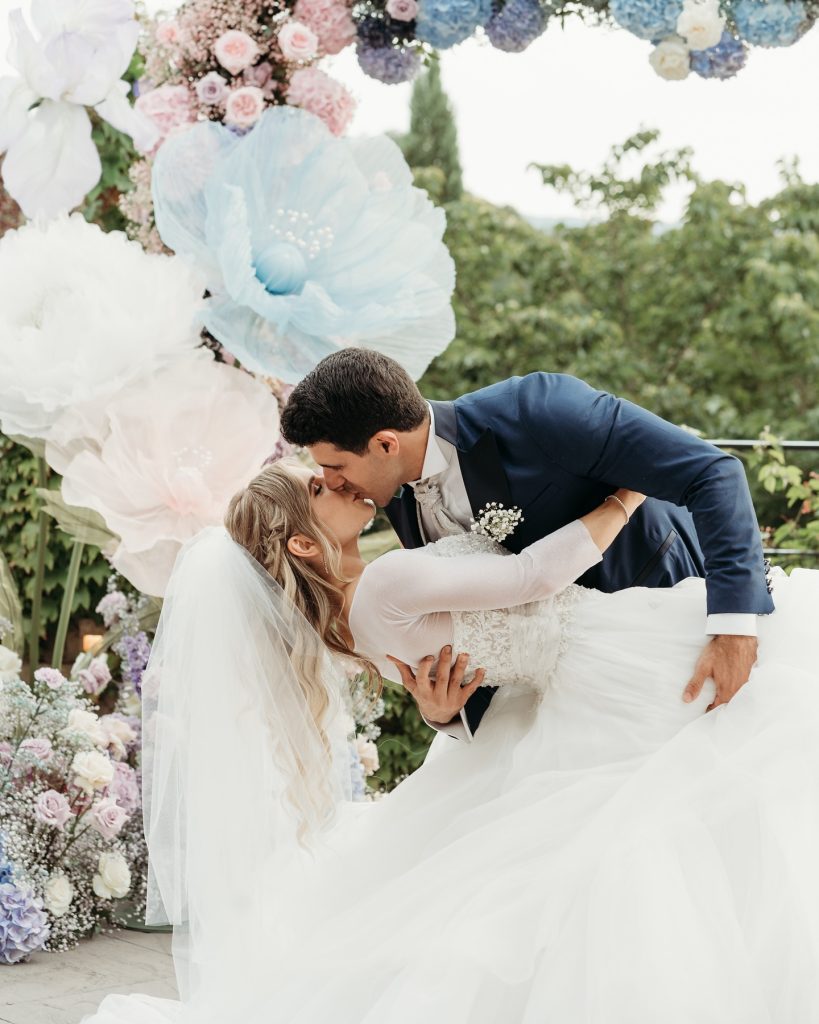 In questa foto una idea matrimonio 2025 allestimenti di fiori di carta